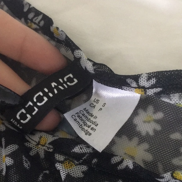 Sheer mesh daisy top🌼 - Picture 2 of 4